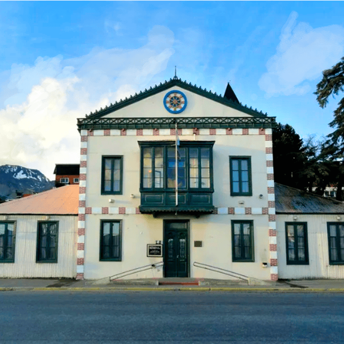 ANTIGUA CASA DE GOBIERNO EX LEGISLATURA PROVINCIAL - Centro cultural- Foto Principal - Ushuaia City ANTIGUA CASA DE GOBIERNO EX LEGISLATURA PROVINCIAL - Centro cultural- Foto Principal - Ushuaia City